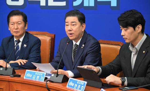김병기 더불어민주당 원내대표가 13일 서울 여의도 국회에서 열린 최고위원회의에 참석해 현안에 관해 발언하고 있다. 오승현 기자