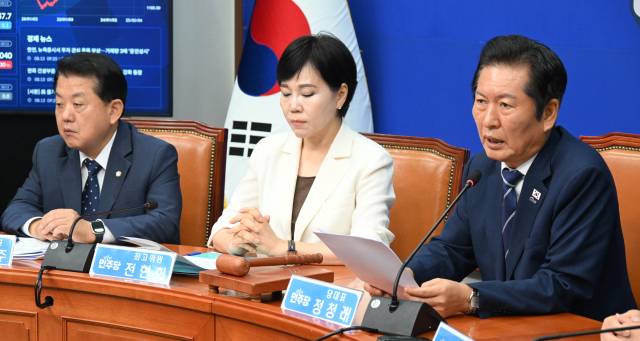 더불어민주당 김병주(왼쪽), 전현희(가운데) 최고위원이 13일 서울 여의도 국회에서 열린 최고위원회의에 참석해 정청래 대표의 발언을 듣고 있다. 오승현 기자