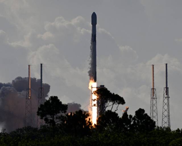 스페이스X 우주발사체 팰컨9이 11일(현지 시간) 미국 플로리다주 케이프캐너버럴 우주군 기지에서 아마존 카이퍼 위성 24기를 싣고 발사되고 있다. UPI연합뉴스