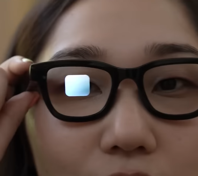 삼성전자와 구글이 공동 개발 중인 차세대 AR글라스를 쓰고 조작하는 장면.사진=구글IO 영상