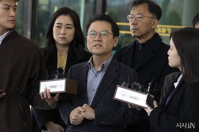 3월13일 윤갑근 변호사(오른쪽 두 번째)와 김계리 변호사(왼쪽 두 번째)가 서울고등검찰청 청사 앞에서 기자회견을 하고 있다. ⓒ시사IN 이명익