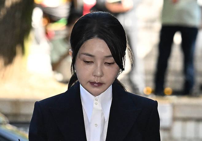 윤석열 전 대통령 부인 김건희 여사가 12일 구속 전 피의자 심문(영장실질심사)을 받기 위해 서울 서초구 서울중앙지법에 출석하고 있다. ⓒ연합뉴스