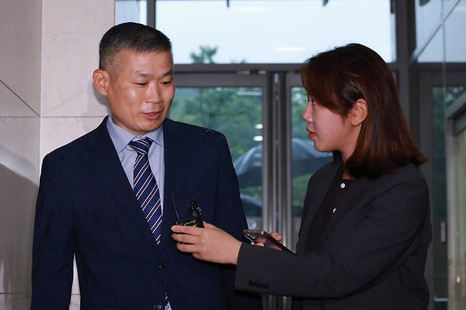 김동혁 국방부 검찰단장(왼쪽)이 13일 피의자 신분으로 조사받기 위해 서울 서초구 순직해병특별검사팀에 출석하고 있다. ⓒ연합뉴스