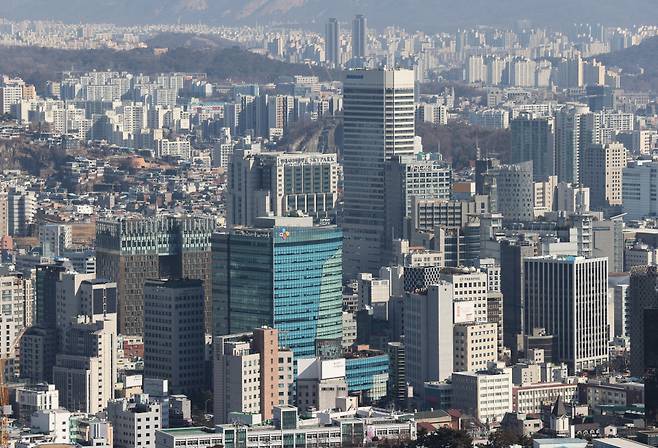 기획재정부는 13일 중견기업 등과 현장 간담회를 열어 규제 개선 등을 논의했다. 사진은&nbsp;서울 중구 일대에 있는 기업 건물들의 모습 ⓒ연합뉴스