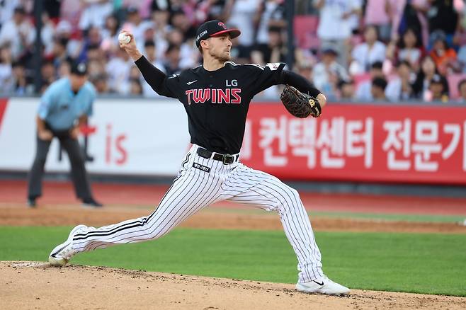 LG 앤더스 톨허스트는 기존 엘리에이저 에르난데스의 대체자로 합류해 12일 수원 KT전에서 KBO리그 데뷔전을 치렀다. 이날 7이닝 2안타 무4사구 7탈삼진 무실점의&nbsp;호투를 펼쳐 기대감을 키웠다. 사진제공｜LG 트윈스