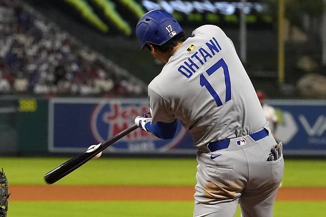 다저스 오타니는 13일(한국시간) 에인절스와 원정경기에서 시즌 43호 홈런을 터트렸다. 그는 이 홈런을 NL 홈런 단독 선두로 올라섰다. LA(미 캘리포니아주)｜AP뉴시스