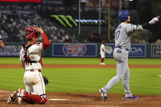 다저스 오타니(오른쪽)는 13일(한국시간) 에인절스와 원정경기에서 시즌 43호 홈런을 터트렸다. 그는 이 홈런을 NL 홈런 단독 선두로 올라섰다. LA(미 캘리포니아주)｜AP뉴시스