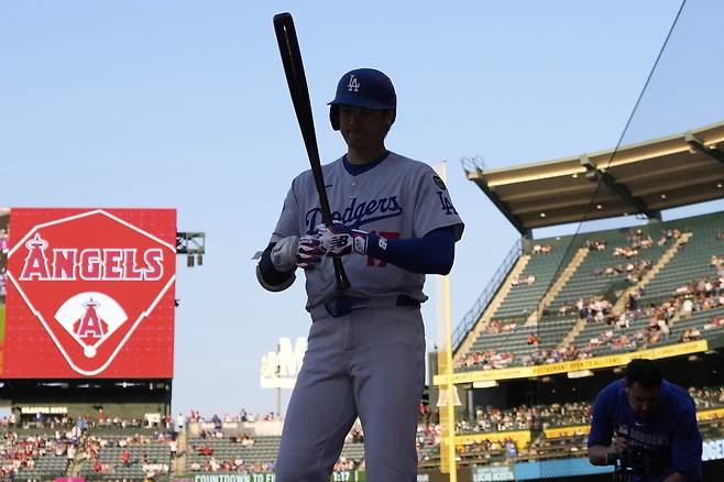 다저스 오타니는 13일(한국시간) 에인절스와 원정경기에서 시즌 43호 홈런을 터트렸다. 그는 이 홈런을 NL 홈런 단독 선두로 올라섰다. LA(미 캘리포니아주)｜AP뉴시스