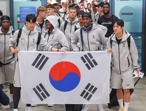 글랜드 프리미어리그 토트넘 홋스퍼의 손흥민이 1일 인천국제공항 제1터미널을 통해 입국, 태극기를 들어 보이고 있다. 연합뉴스