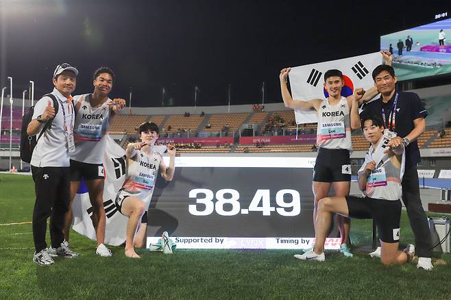 하경수 감독(왼쪽)이 지난 5월 구미에서 열린 아시아선수권에서 400m 남자 릴레이 한국 신기록을 세우며 우승한 뒤 선수들과 기념사진을 찍고 있다. 하경수 감독 제공