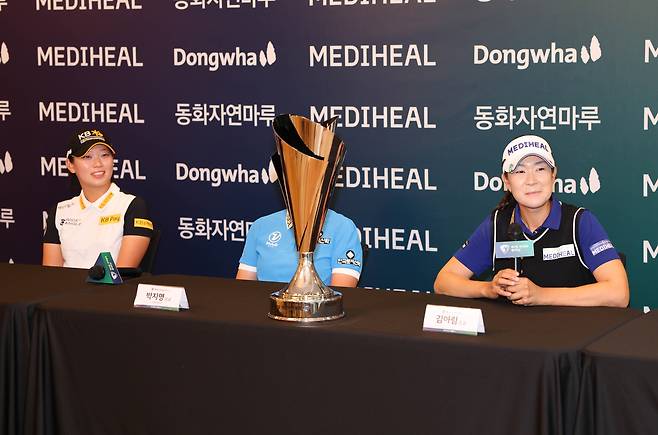 방신실(왼쪽)과 김아림이 13일 메디힐·한국일보 챔피언십이 열리는 경기 포천시 몽베르 컨트리클럽에서 기자회견을 하고 있다. KLPGA 제공