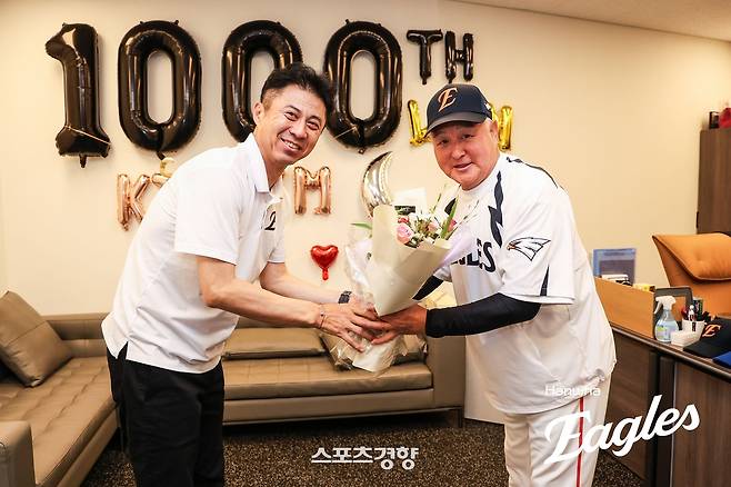 김경문 한화 감독이 12일 대전 롯데전에서 감독 1000승을 달성한 뒤 손혁 단장과 기념 사진을 찍고 있다. 한화이글스 제공