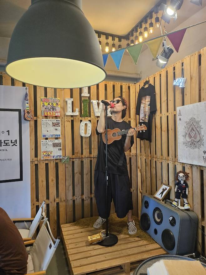 개그맨 이재훈이 자신이 운영 중인 카페에서 라이브 공연을 펼치고 있다. /사진제공=옥쭹가든