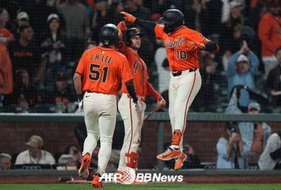 샌프란시스코 자이언츠 이정후(왼쪽)가 9일(한국시각) 워싱턴전에서 6회 슈미트(오른쪽)의 득점 후 기쁨을 함께하고 있다.  /AFPBBNews=뉴스1