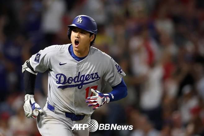 오타니 쇼헤이가 13일(한국시각) 미국 캘리포니아주 애너하임의 에인절 스타디움에서 펼쳐진 LA 에인절스와 2025 미국 프로야구 메이저리그(MLB) 원정 경기에서 9회 극적인 솔로포를 터트린 뒤 포효하고 있다. /AFPBBNews=뉴스1