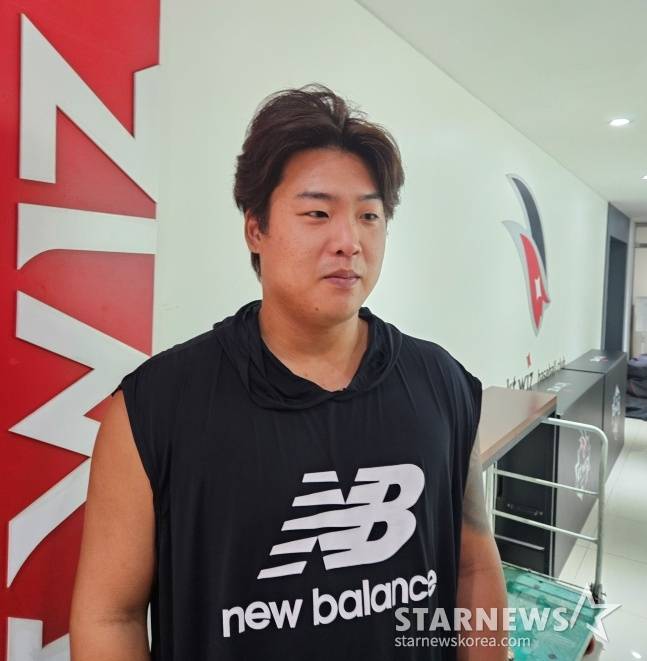 KT 강백호가 13일 수원 LG전을 앞두고 취재진과 인터뷰에 응하고 있다. /사진=김동윤 기자