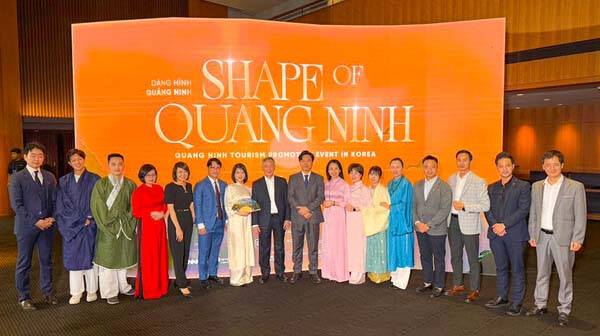 2025 베트남 꽝닌성 관광설명회에 참가한 주요 내빈들이 기념사진을 촬영하고 있다 / 송요셉 기자