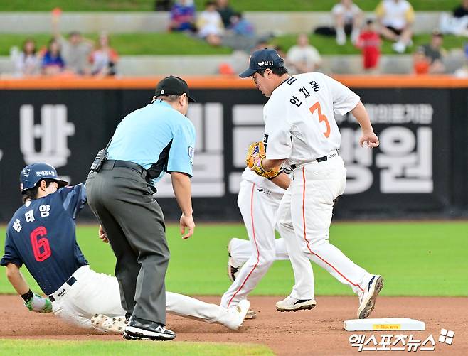 12일 오후 대전 한화생명 볼파크에서 열린 '2025 신한 SOL Bank KBO리그' 롯데 자이언츠와 한화 이글스의 경기, 1회초 1사 1,2루 한화 안치홍이 롯데 한태양을 포스아웃 시키고 있다. 대전, 김한준 기자
