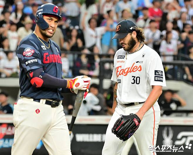 12일 오후 대전 한화생명 볼파크에서 열린 '2025 신한 SOL Bank KBO리그' 롯데 자이언츠와 한화 이글스의 경기, 1회초 수비를 마친 한화 폰세가 더그아웃으로 향하고 있다. 대전, 김한준 기자