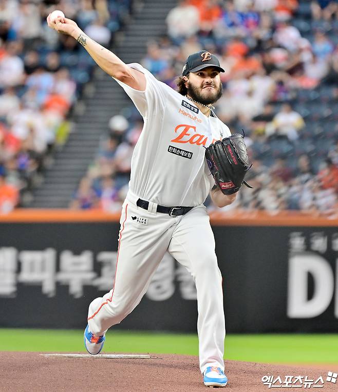 12일 오후 대전 한화생명 볼파크에서 열린 '2025 신한 SOL Bank KBO리그' 롯데 자이언츠와 한화 이글스의 경기, 1회초 한화 선발투수 폰세가 공을 힘차게 던지고 있다. 대전, 김한준 기자