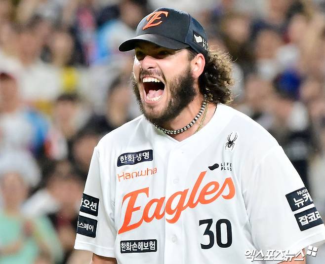12일 오후 대전 한화생명 볼파크에서 열린 '2025 신한 SOL Bank KBO리그' 롯데 자이언츠와 한화 이글스의 경기, 5회초 수비를 마친 한화 폰세가 포효하고 있다. 대전, 김한준 기자