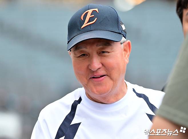 12일 오후 대전 한화생명 볼파크에서 열리는 '2025 신한 SOL Bank KBO리그' 롯데 자이언츠와 한화 이글스의 경기, 한화 김경문 감독이 취재진과 대화를 나누고 있다. 대전, 김한준 기자