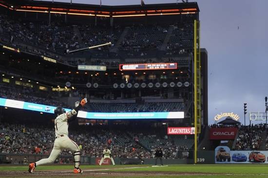 샌프란시스코 자이언츠 외야수 이정후가 13일 샌디에이고전에 7번 타자 중견수로 선발 출전해 2경기 연속 내야 안타를 기록했다. 이정후는 수비 시프트로 유격수 자리에 있던 샌디에이고 3루수 매니 마차도 앞으로 타구를 보내 간발의 차로 세이브 판정을 받았다. 연합뉴스