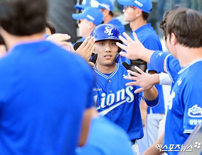 삼성 라이온즈 유격수 이재현이 올해 정규시즌 경기에 출전해 득점 후 축하 받고 있다. 엑스포츠뉴스 DB