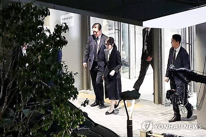 차량 향하는 김건희 여사 (서울=연합뉴스) 김성민 기자 = 윤석열 전 대통령 부인 김건희 여사가 6일 서울 종로구 KT광화문빌딩 웨스트에 마련된 민중기 특별검사팀에서 피의자 신분으로 조사를 받고 귀가하고 있다. 2025.8.6 ksm7976@yna.co.kr