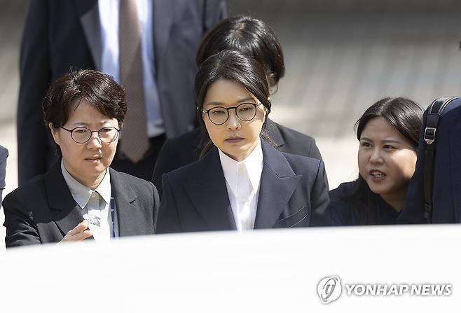 서울중앙지법 나서는 김건희 여사 (서울=연합뉴스) 윤석열 전 대통령 부인 김건희 여사가 지난 12일 구속 전 피의자 심문(영장실질심사)을 마친 뒤 서울 서초구 서울중앙지법을 나서고 있다. 2025.8.12 [사진공동취재단] photo@yna.co.kr