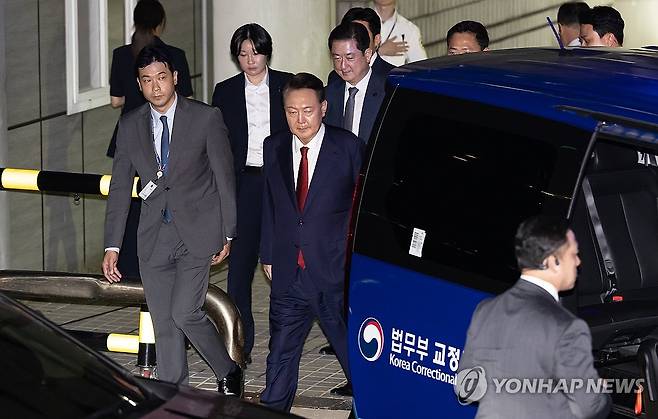 호송차량 향하는 윤석열 전 대통령 (서울=연합뉴스) 12.3 비상계엄 사태 관련 내란 혐의를 받는 윤석열 전 대통령이 지난달 9일 서울 서초구 서울중앙지방법원에서 구속 전 피의자 심문(영장실질심사)을 마치고 대기 장소인 서울구치소로 이동하기 위해 호송차량에 탑승하고 있다. 2025.7.9 [사진공동취재단] photo@yna.co.kr