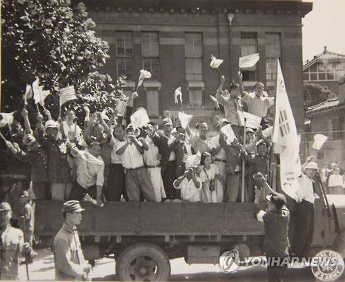 광복, 환희의 순간   (서울=연합뉴스) 1945년 9월 9일 서울역에서 총독부 건물까지 거리행진을 하며 광복의 기쁨을 만끽하는 한국인들. 손에 태극기와 성조기를 함께 들고 있다. << 국사편찬위원회 제공 >>
    photo@yna.co.kr