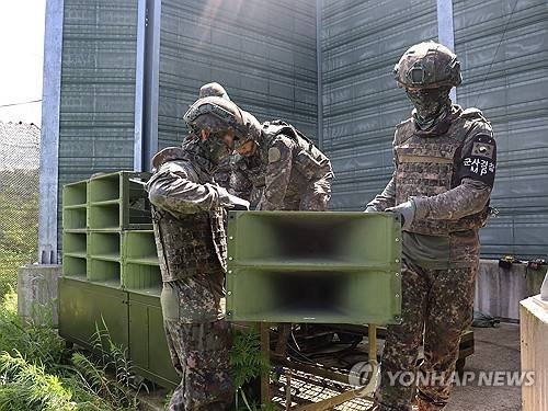 군, 고정식 대북 확성기 철거   (서울=연합뉴스) 군이 4일 대북 심리전을 위해 전방에 설치한 대북 확성기의 철거에 들어갔다. 사진은 이날 대북확성기 철거 작업하는 모습. 2025.8.4 [국방부 제공. 재판매 및 DB 금지]
    photo@yna.co.kr