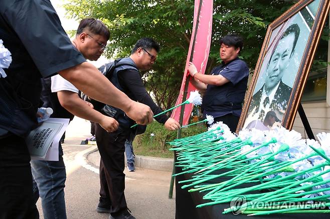 숨진 작업장 앞에 놓인 고 김충현 씨 영정 (태안=연합뉴스) 강수환 기자 = 태안화력발전소에서 작업하다 숨진 재하청 비정규직 노동자 고(故) 김충현 씨의 영결식이 18일 오전 충남 태안군 태안화력발전소에서 엄수된 뒤 유족과 동료들은 김씨가 작업하다 숨진 작업장을 들러 추모하고 있다. 2025.6.18 swan@yna.co.kr