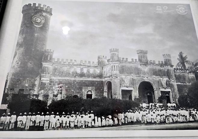 한인이민사박물관에 전시된 '에네켄 농장의 한인들'  [한인이민사박물관 자료. 재판매 및 DB 금지]