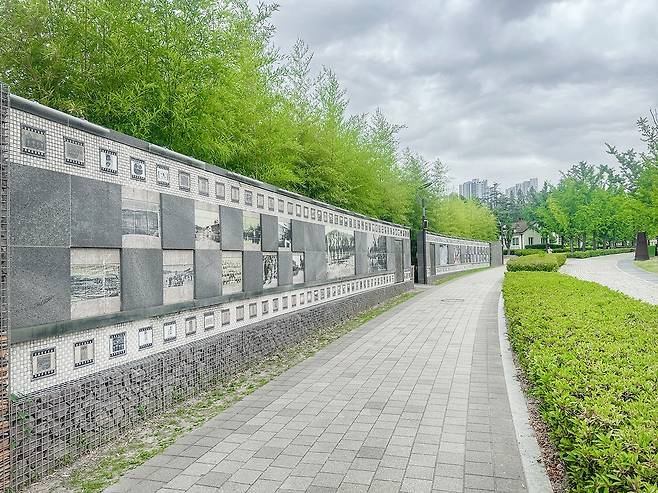 역사의 길. 부산시민공원의 역사를 한눈에 볼 수 있는 사진과 연혁이 벽과 바닥에 기록돼 있다. [사진/권혁창 기자]