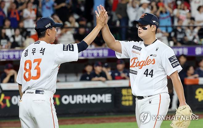 위기 넘긴 김서현 (대전=연합뉴스) 김준범 기자 = 12일 대전 한화생명 볼파크에서 열린 프로야구 롯데 자이언츠와 한화 이글스의 경기. 8회초 2사 만루 위기를 넘긴 한화 김서현이 김우석 코치의 축하를 받고 있다. 2025.8.12 psykims@yna.co.kr