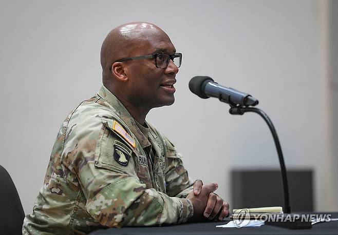 기자간담회 하는 주한미군사령관 (서울=연합뉴스) 제이비어 브런슨 주한미군사령관이 지난 8일 경기 평택시 캠프 험프리스에서 기자간담회를 하고 있다. 2025.8.10 [주한미군 사령부 제공. 재판매 및 DB 금지] photo@yna.co.kr