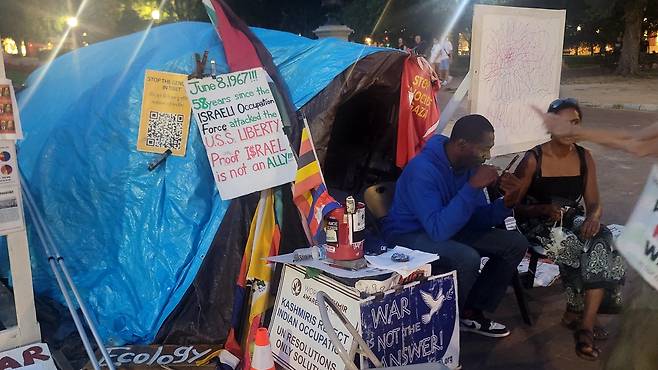 백악관 주변에 텐트 친 채 시위하는 시민들 (워싱턴=연합뉴스) 조준형 특파원 = 도널드 트럼프 미국 대통령이 워싱턴 DC 경찰청을 연방정부 통제 하에 두고, 주방위군을 DC 치안에 투입하기로 한 다음 날인 12일(현지시간) 밤 백악관 앞에 텐트를 친 반이스라엘 시위자들이 아직 철거를 당하지 않은 채 시위를 벌이고 있다. 2025.8.13 jhcho@yna.co.kr