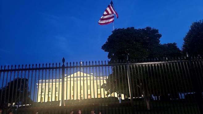 워싱턴 치안에 軍투입 발표 다음날 백악관 주변의 시민들 (워싱턴=연합뉴스) 조준형 특파원 = 도널드 트럼프 미국 대통령이 워싱턴 DC 경찰청을 연방정부 통제 하에 두고, 주방위군을 DC 치안에 투입하기로 한 다음 날인 12일(현지시간) 밤 백악관 주변을 시민들이 평소와 다름없이 다니고 있다. 2025.8.13 jhcho@yna.co.kr