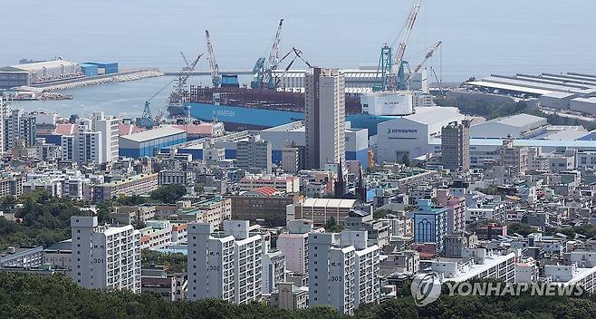 한미 무역협상 타결에 조선업계 '기대감' (울산=연합뉴스) 김용태 기자 = 한미 무역협상이 타결된 7월31일 울산시 동구 HD현대중공업에서 건조 중인 선박이 보이고 있다. 한국은 미국에 3천500억달러(약 487조원)를 투자하는 등의 조건으로 상호관세를 기존 25%에서 15%로 낮추는 것에 합의했다. 지역 조선 업계는 투자금 중 1천500억달러가 조선 협력에 쓰이는 것에 기대감을 드러내고 있다. 2025.7.31 yongtae@yna.co.kr