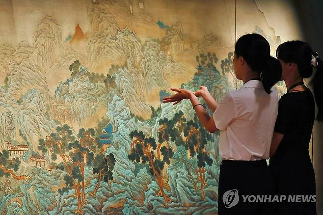 '영원한 삶을 바라다' 삼선관파도 (서울=연합뉴스) 진연수 기자 = 13일 서울 종로구 국립고궁박물관에서 열린 개관 20주년 맞이 특별전 '창덕궁의 근사(謹寫)한 벽화' 언론 간담회에서 참석자들이 이상범의 '삼선관파도'를 살펴보고 있다. 
    이번에 공개되는 벽화 6점은 비단에 그린 후 종이로 배접하고, 이를 벽에 부착하는 형태의 부벽화(付壁畵)다. 벽에 직접 그린 그림과는 다르다. 각각의 높이는 180∼214㎝, 너비는 525∼882㎝로, 모두 국가등록문화유산이다. 2025.8.13 jin90@yna.co.kr