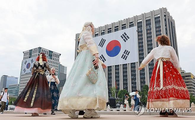 정부서울청사 외벽에 걸린 대형 태극기 (서울=연합뉴스) 신현우 기자 = 광복절을 나흘 앞둔 11일 정부서울청사 외벽에 대형 태극기가 걸려 있다. 2025.8.11 nowwego@yna.co.kr