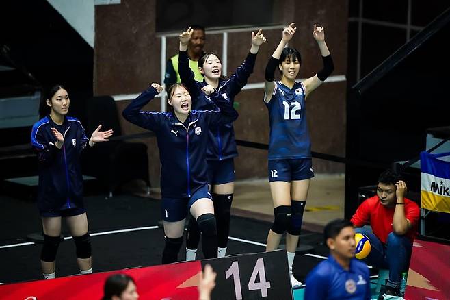 브라질전에서 응원을 펼치는 한국 선수들 [국제배구연맹 제공. 재판매 및 DB 금지]