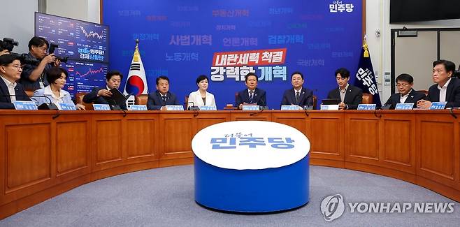민주당 최고위원회의 (서울=연합뉴스) 황광모 기자 = 13일 국회에서 더불어민주당 최고위원회의가 열리고 있다. 2025.8.13 hkmpooh@yna.co.kr