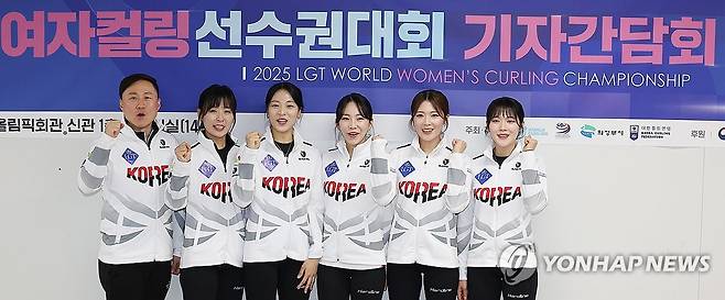 기념촬영하는 경기도청 컬링팀 (서울=연합뉴스) 김성민 기자 = 12일 서울 송파구 올림픽회관에서 열린 2025 LGT 세계여자컬링선수권대회 미디어데이에서 경기도청 컬링팀 선수들이 기념촬영을 하고 있다. 왼쪽부터 경기도청 컬링팀 신동호 감독, 김은지, 김민지, 김수지, 설예지, 설예은. 2025.3.12 ksm7976@yna.co.kr