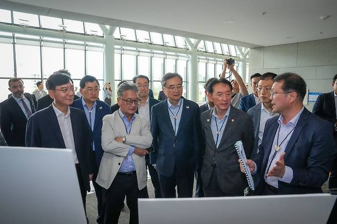 APEC 정상회의 준비상황 점검차 경주 찾은 조현 외교장관과 조셉 윤 주미대사대리 [외교부 제공]