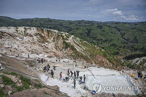콩고민주공화국 동부 콜탄 광산 마을 루바야 [AP 연합뉴스 자료사진. 재판매 및 DB 금지]