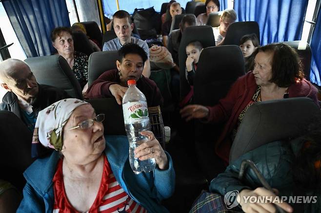 12일(현지시간) 도네츠크주에서 러 공습 이후 대피하는 마을 주민들 [AFP 연합뉴스]