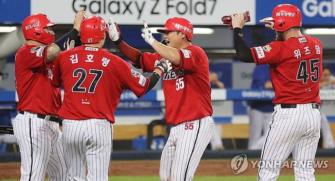 '만루홈런의 기쁨' (대구=연합뉴스) 김현태 기자 = 13일 대구 라이온즈 파크에서 열린 프로야구 2025 신한 SOL 뱅크 KBO리그 KIA 타이거즈와 삼성 라이온즈의 경기 8회초. 2사 주자만루 상황에서 타석에 들어선 KIA 한준수가 만루홈런을 치고 동료들의 축하를 받고 있다. 2025.8.13 mtkht@yna.co.kr